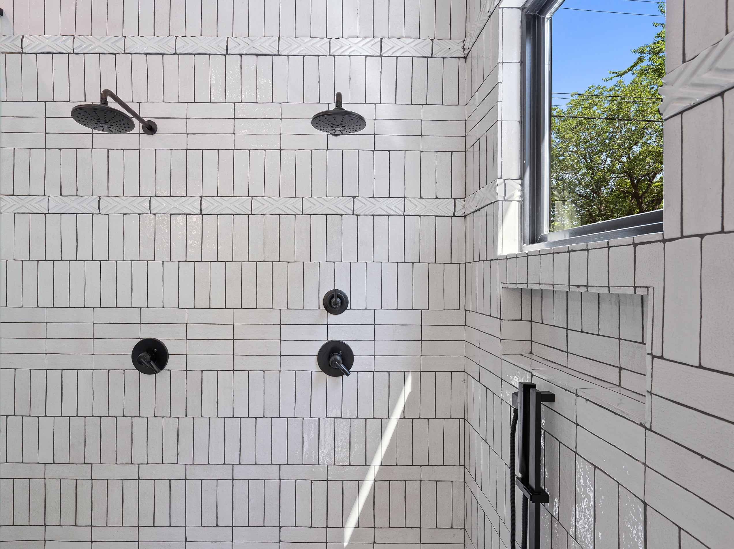 Pros and Cons of Using Black Grout with White Tiles