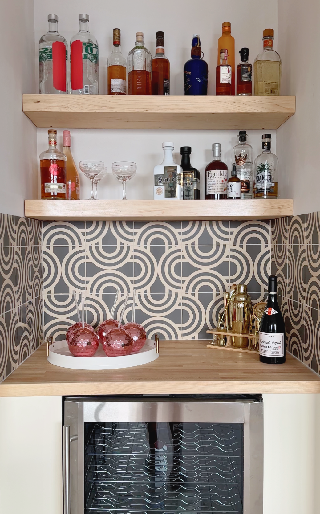 Etla Aurora pattern tile by Clay Imports with a grey and off-white overlapping circular design backsplash.